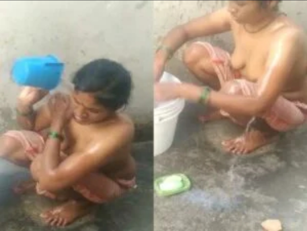 Desi Bhabhi Topless Bath Video