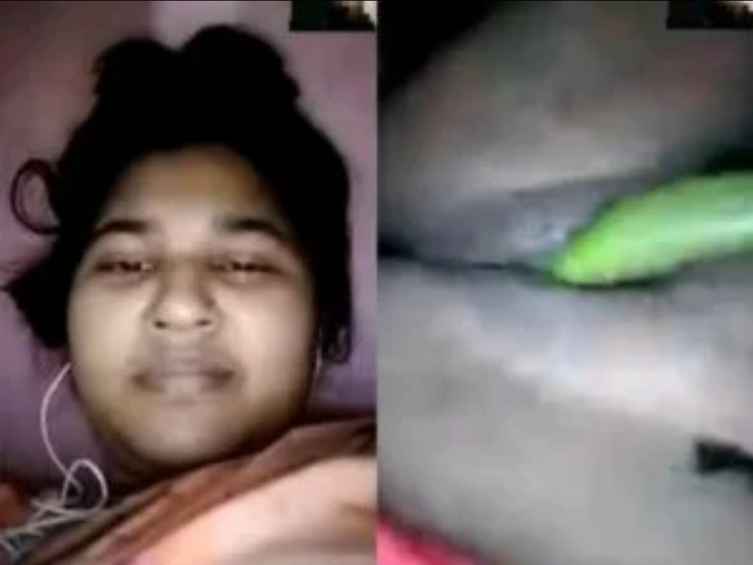 Bangladeshi Village Bhabhi Masturbating Pussy With Veggie