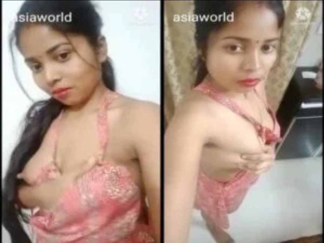 Sexy Desi Bhabhi Showing Her Boobs