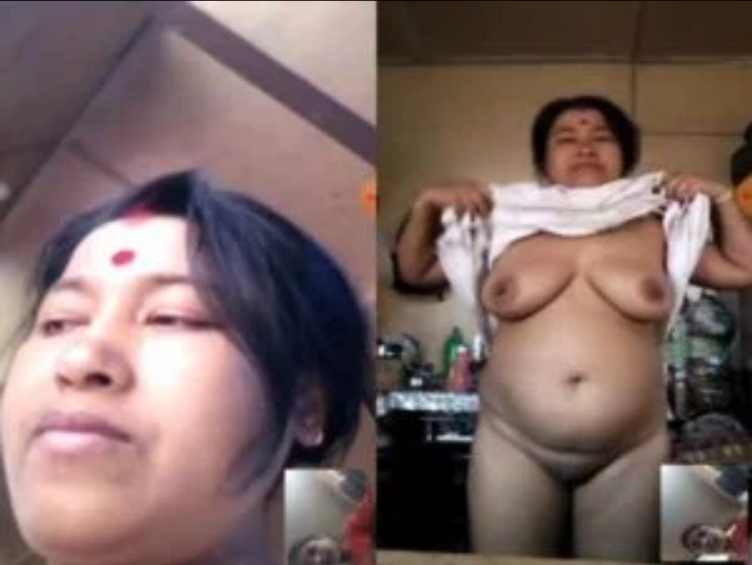 Mature Assamese Aunty Showing Boobs And Pussy