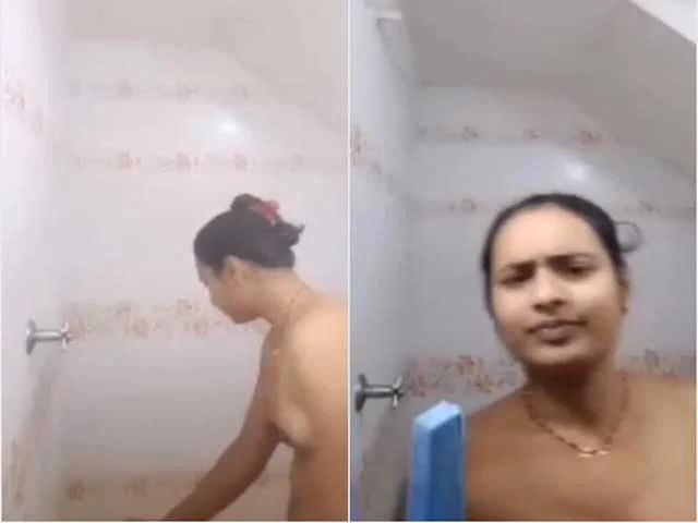 Cute Bhabhi Shows Hot Body During Bath